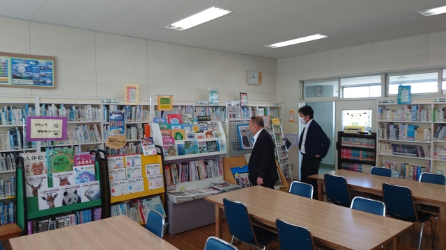 校内視察をする石川町長