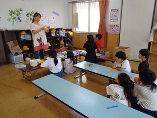 子ども達が工作しているところ