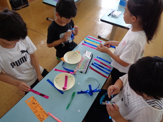 子ども達が工作をしているところ