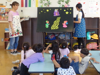 子どもたちがパネルシアターを観ているところ