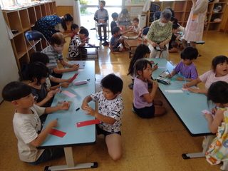 子どもたちが工作をしているところ