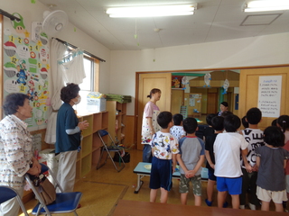 子どもたちが歌をうたっているところ