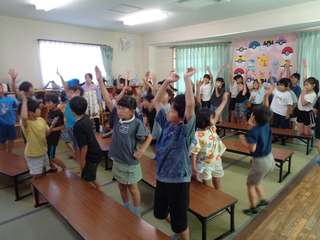 子どもたちがクイズをしているところ