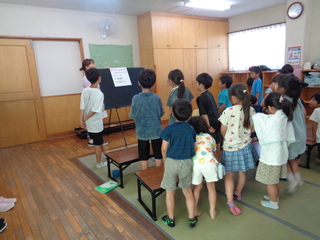 子どもたちがクイズをしているところ