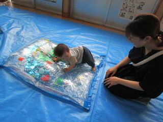 水族館をのぞいているところ