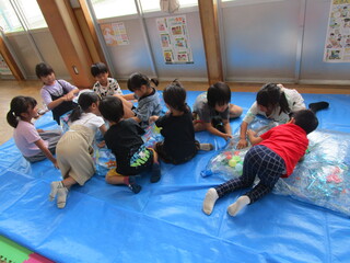 みんなで覗いて見ているところ