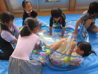 ぷかぷか乗って遊んでる