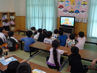 子どもたちがDVDを観ているところ