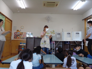 職員が紙芝居を読んでいるところ