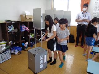 子どもたちが投票箱に投票しているところ