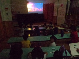映画を観ている様子