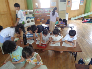 待合場でまちがいさがしやぬり絵をしている子どもたち