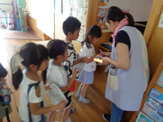 チケットを受け取る子どもたち