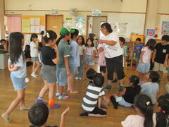 すわり鬼で最後に鬼だった子にインタビューしている様子 すわり鬼で最後に鬼だった子にインタビューしている様子