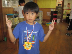 メダルをかけた男児 メダルをかけた男児