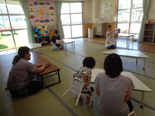 親子で読み聞かせををしてもらっているところ