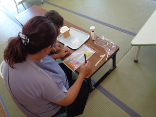 親子でタペストリーを作っているところ