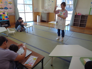 粘土でお団子を作っているところ
