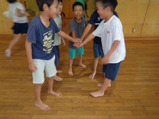 「よろしく がんばろう！」と言っているところ