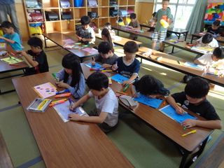 子どもたちが提灯を作っているところ