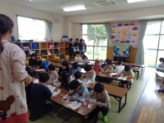 カードに名前を書いているところ