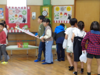 子どもたちがうちわを持って練り歩いているところ