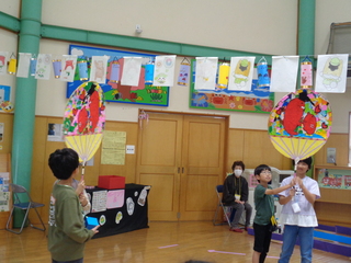 うちわを披露しているところ