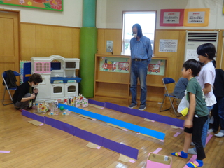 子どもたちがボーリングゲームをしているところ