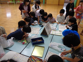子どもたちがゆるキャラゲームに参加しているところ