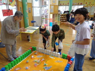 子どもたちが釣りゲームをしているところ