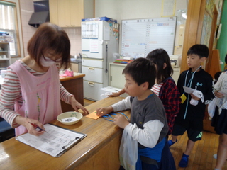子どもたちが景品をもらっているところ
