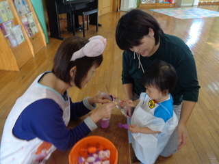 親子でキャンディすくいをしているところ