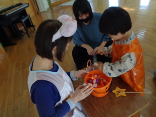 親子でキャンディすくいをしているところ