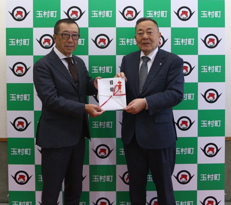 記念撮影をする石川町長