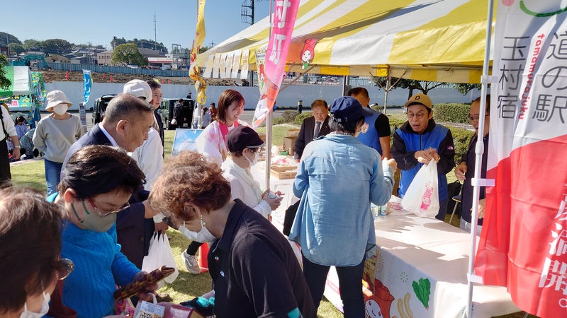 玉村町出店ブースにあいさつをする石川町長