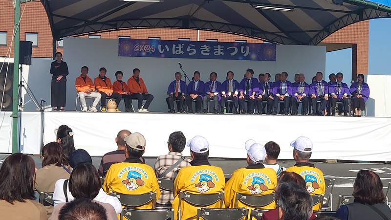 来賓紹介を受ける石川町長
