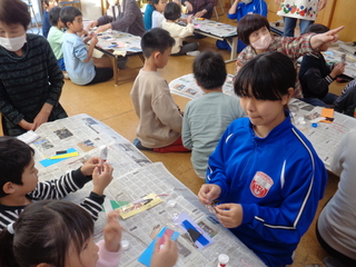 子どもたちがしおりを作っているところ