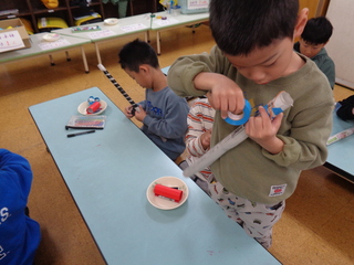 男児が工作しているところ