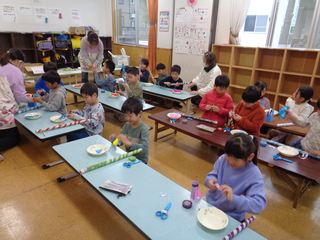 子どもたちが工作をしているところ