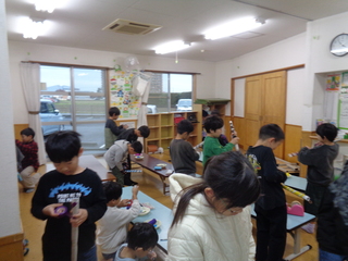 子どもたちが立って制作をしているところ