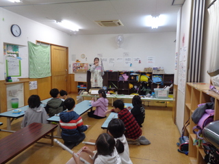 子どもたちが制作の説明を聞いているところ
