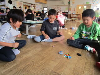 ラキューで作ったコマを回していることろ