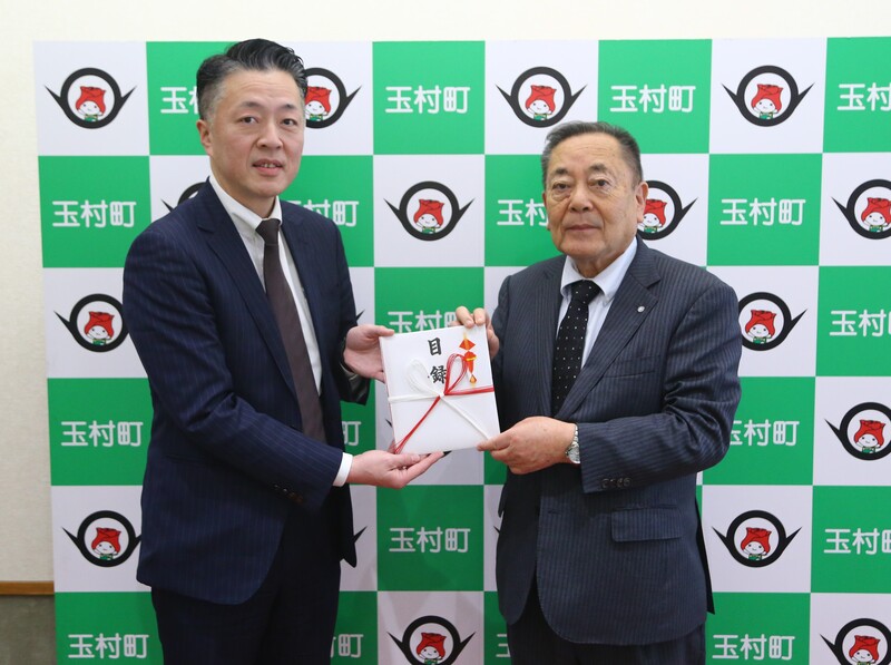 記念撮影をする石川町長