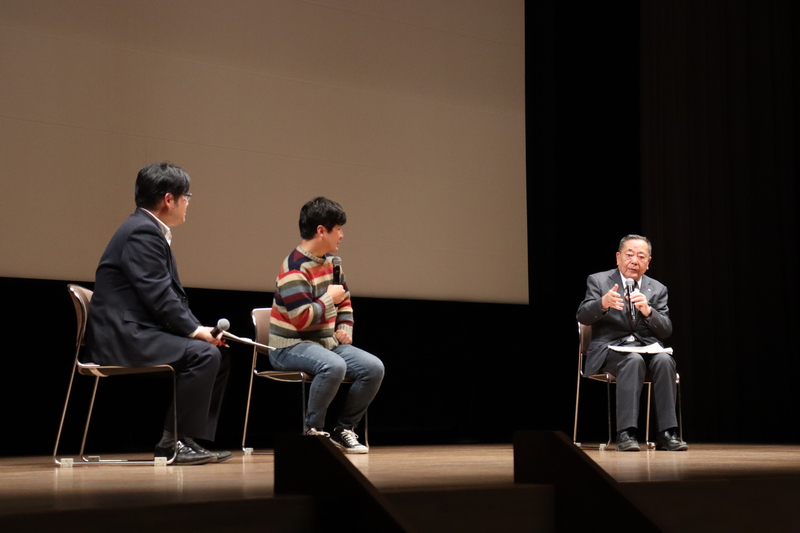 青柳監督と対談をする石川町長