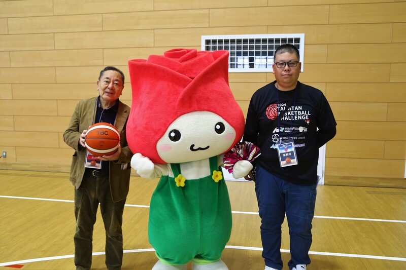 たまたん、原代表と記念撮影をする石川町長