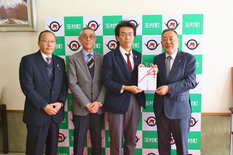 記念撮影する石川町長