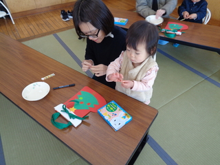 親子でサンタバックを作っているところ