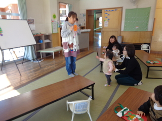 子どもたちがパネルシアターを観ているところ