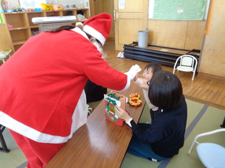サンタさんからプレゼントをもらっているところ