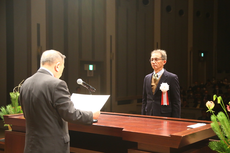 各表彰者を表彰する石川町長